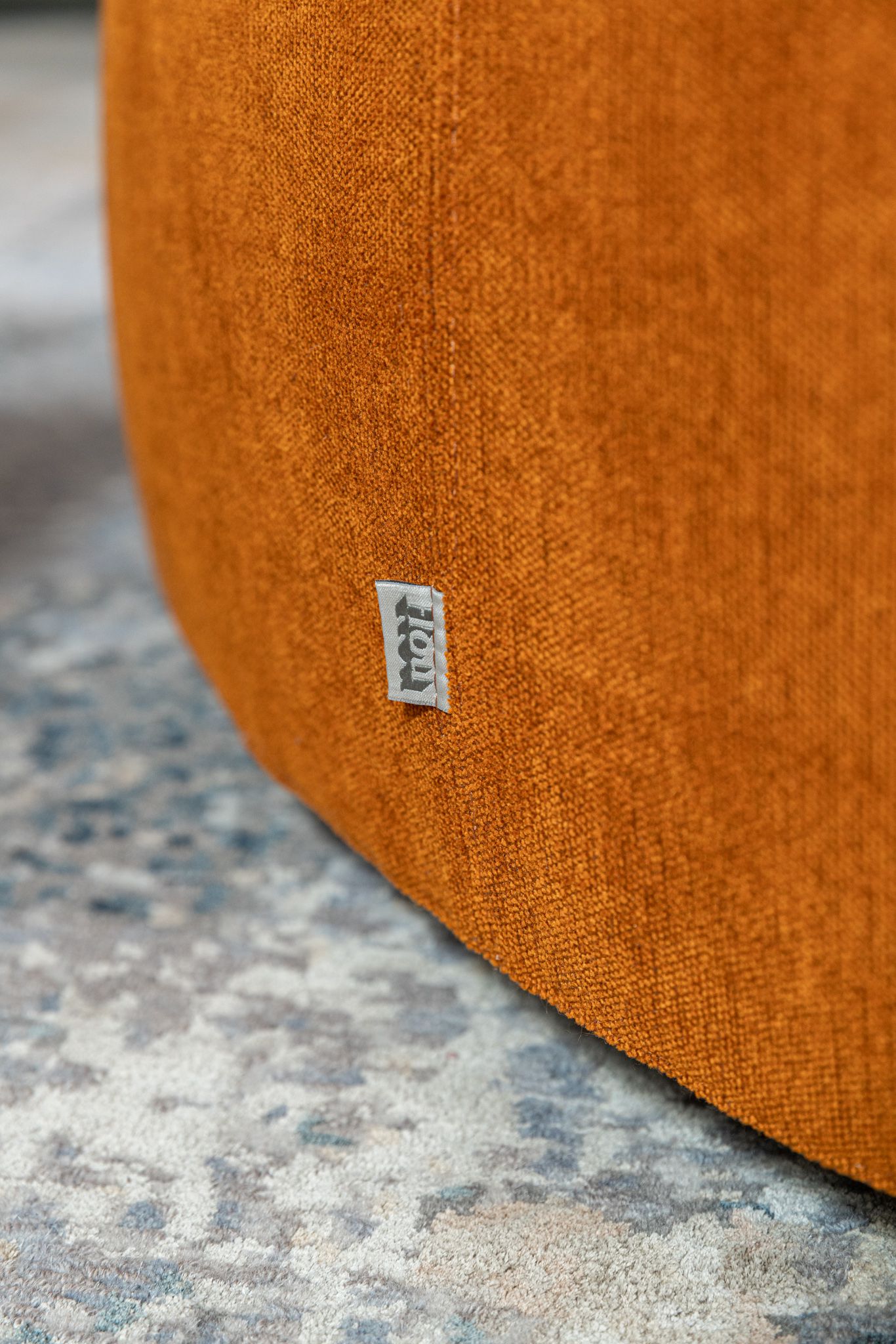Flou Пуф Pierre orange от Flou — в интерьере