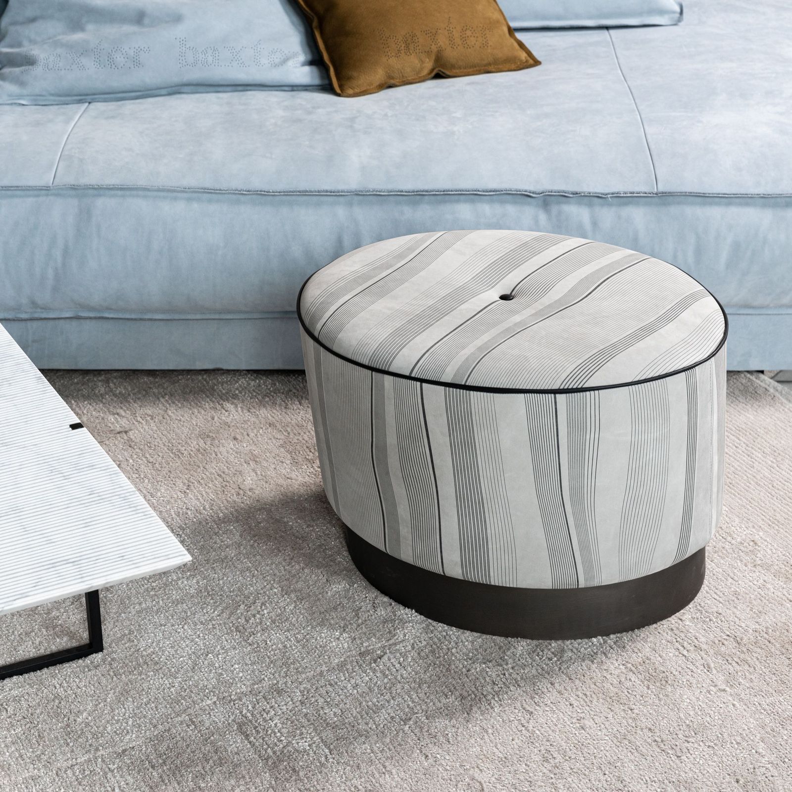 Baxter Пуф Anais овальный Decorative Pelle Plume от Baxter — в интерьере