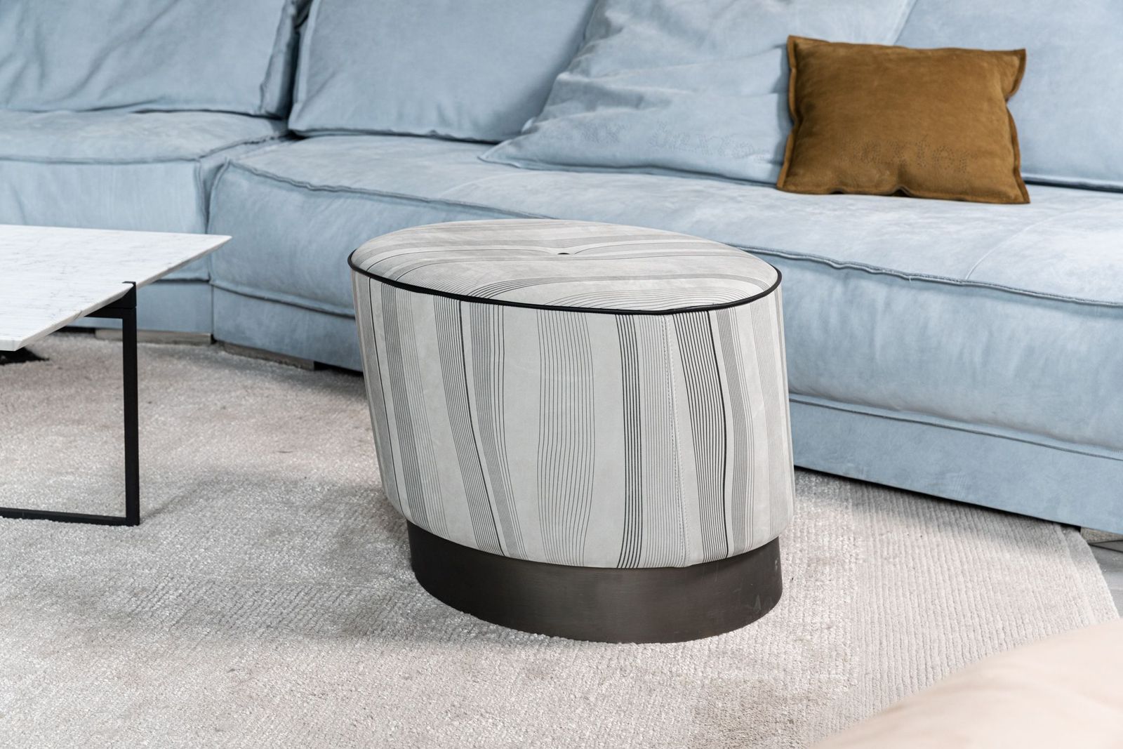 Baxter Пуф Anais овальный Decorative Pelle Plume от Baxter — в интерьере