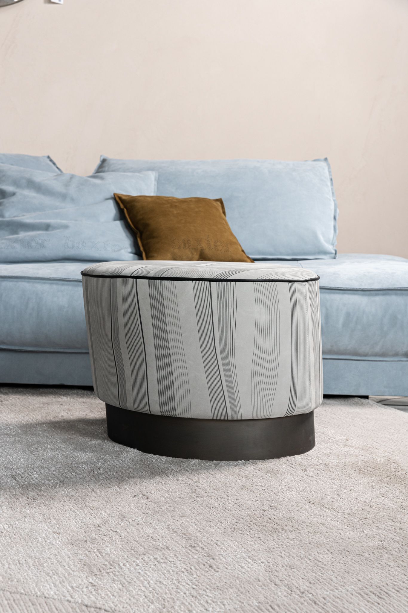 Baxter Пуф Anais овальный Decorative Pelle Plume от Baxter — в интерьере
