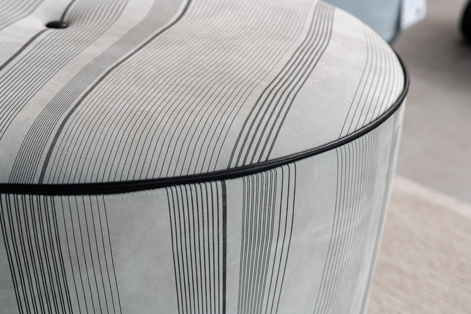 Baxter Пуф Anais овальный Decorative Pelle Plume от Baxter — в интерьере