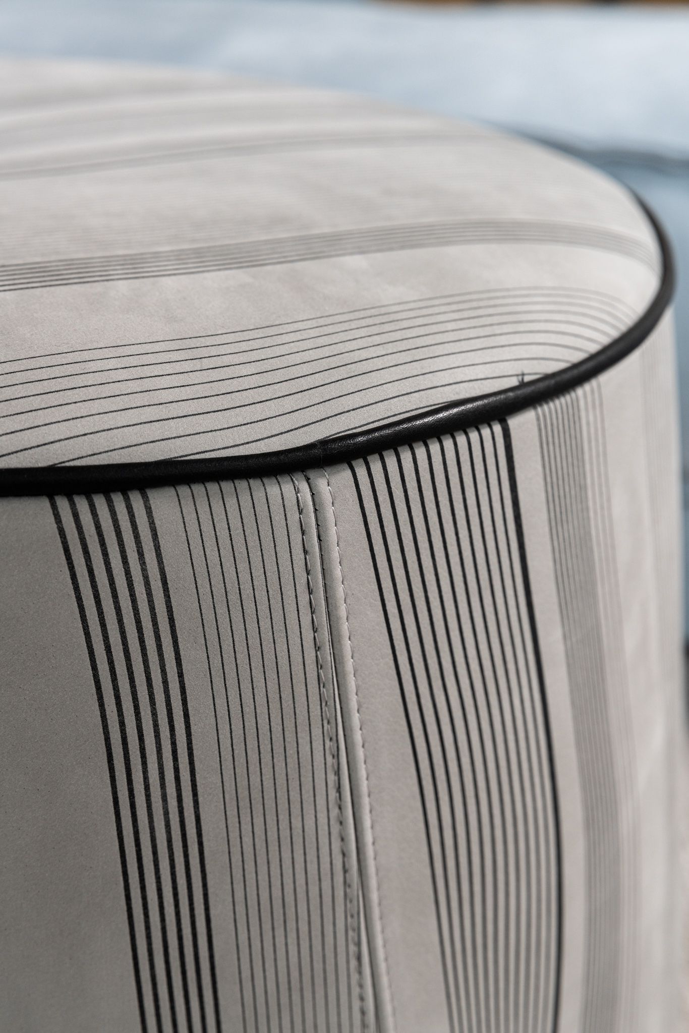 Baxter Пуф Anais овальный Decorative Pelle Plume от Baxter — в интерьере