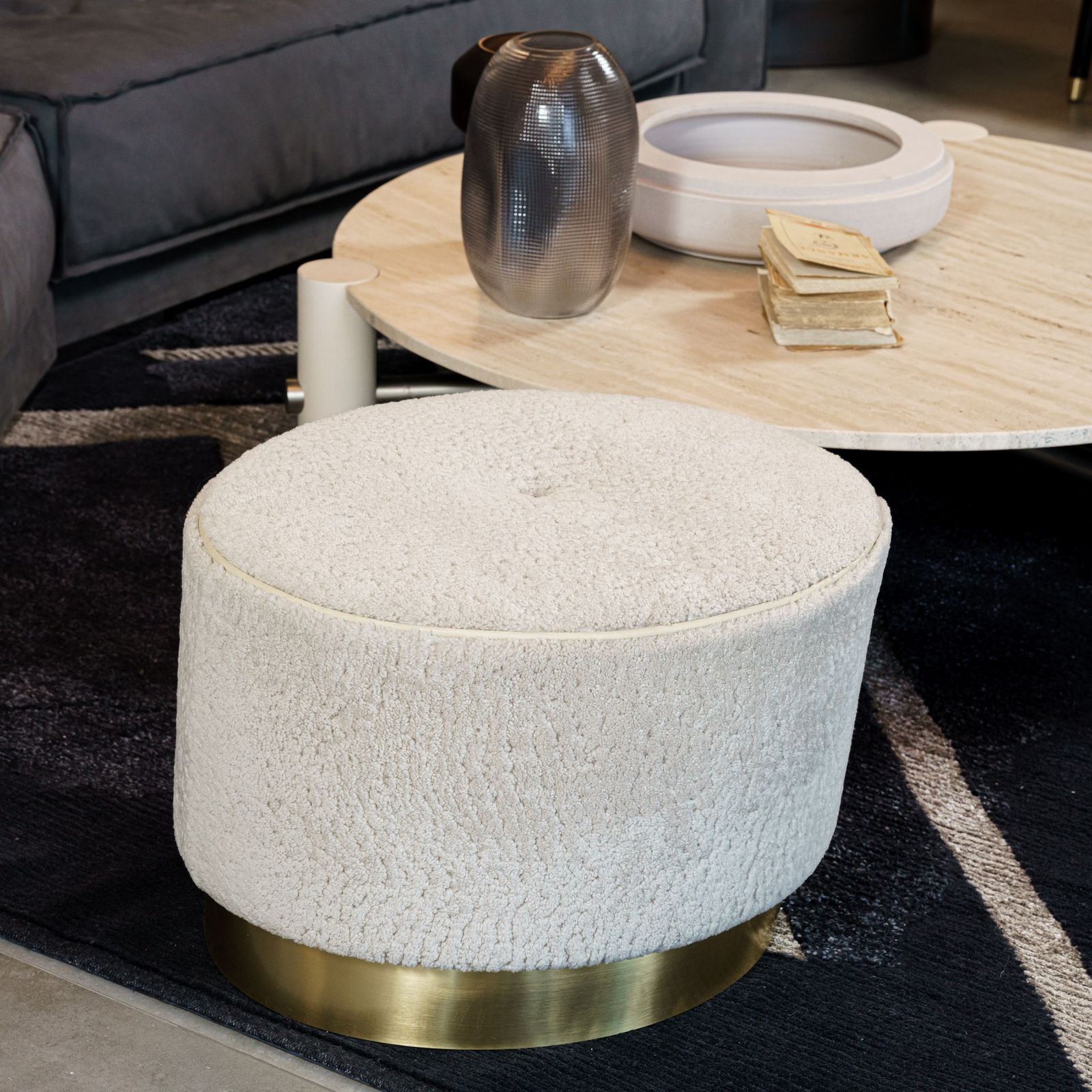 Baxter Пуф Anais овальный Decorative Pelle Plume от Baxter — в интерьере