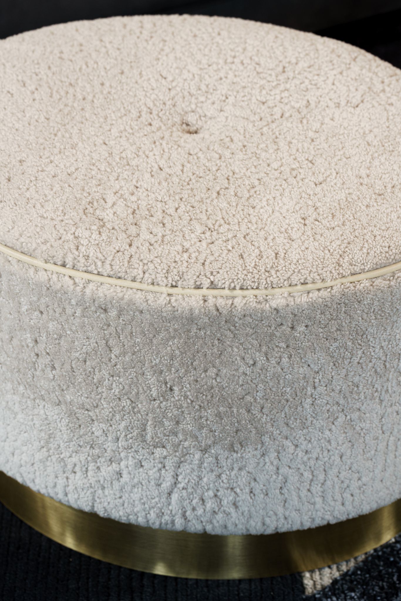 Baxter Пуф Anais овальный Decorative Pelle Plume от Baxter — в интерьере