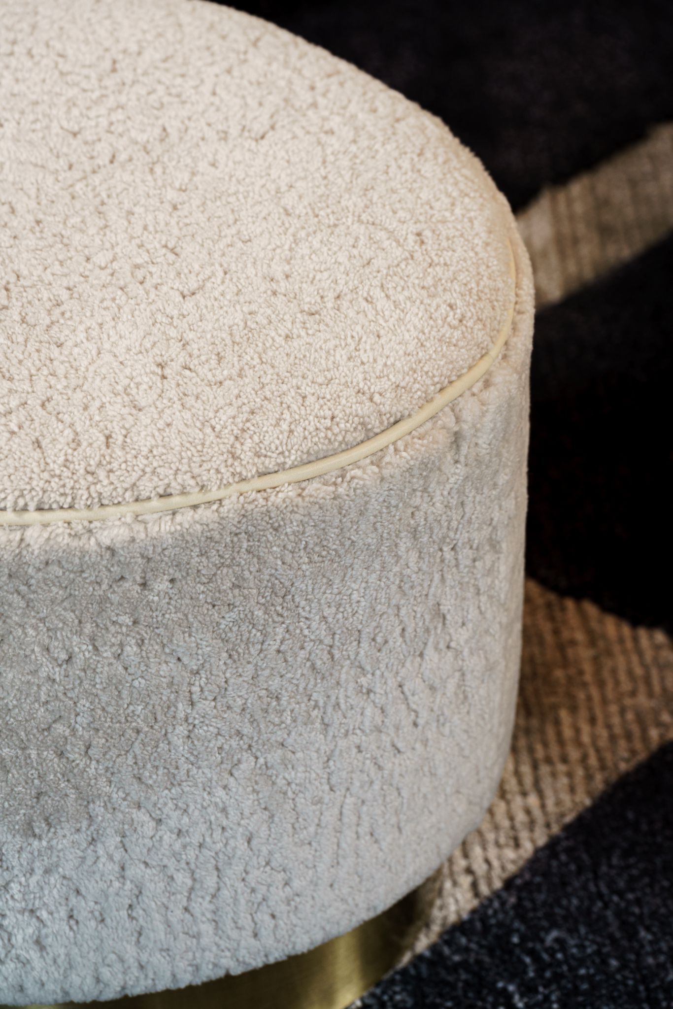 Baxter Пуф Anais овальный Decorative Pelle Plume от Baxter — в интерьере