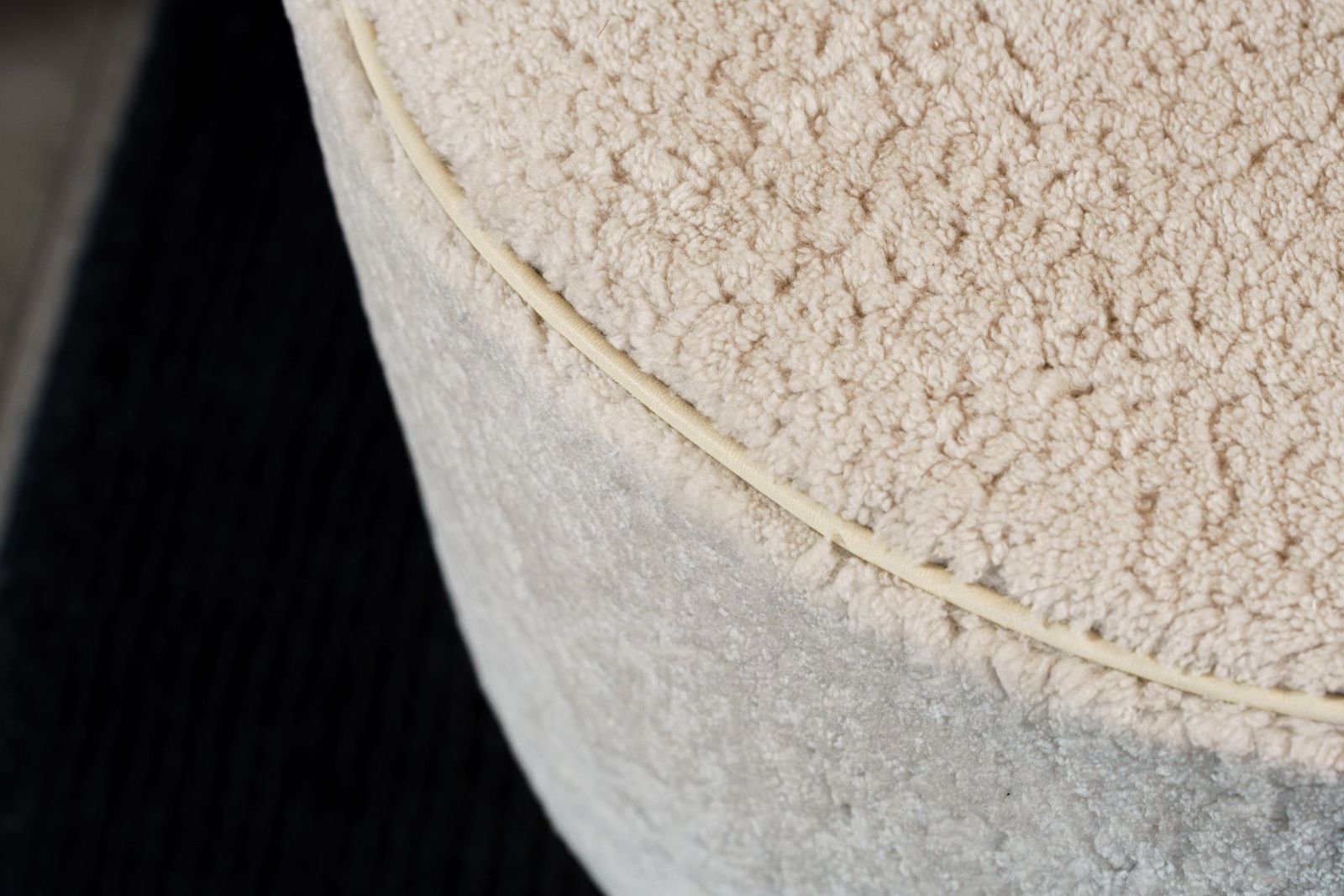Baxter Пуф Anais овальный Decorative Pelle Plume от Baxter — в интерьере