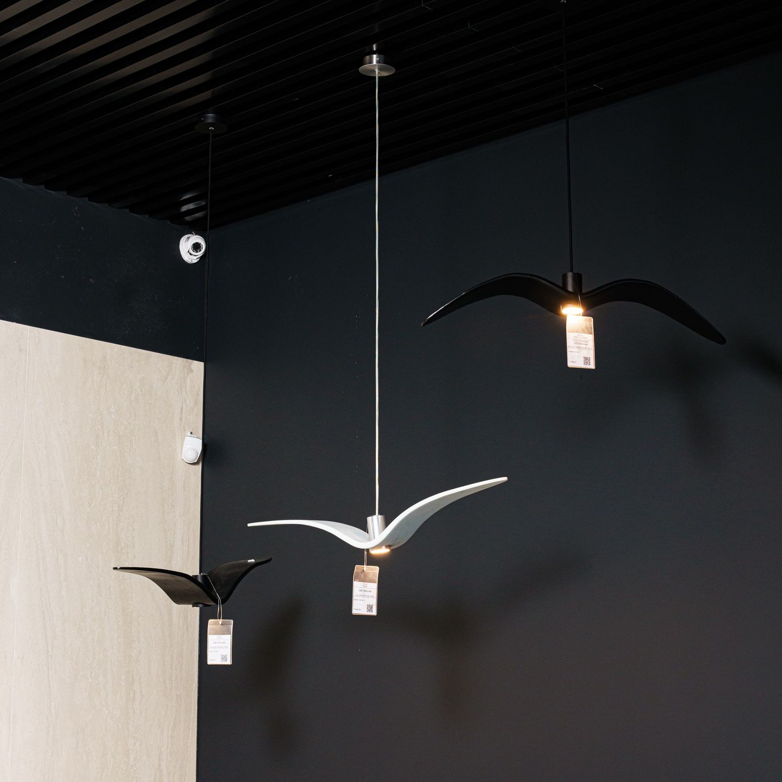 Brokis Подвесной светильник Night Birds PC962 opal - opaque - massif от Brokis — в интерьере