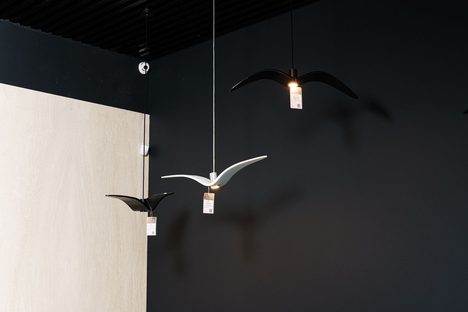 Brokis Подвесной светильник Night Birds PC962 opal - opaque - massif от Brokis — в интерьере