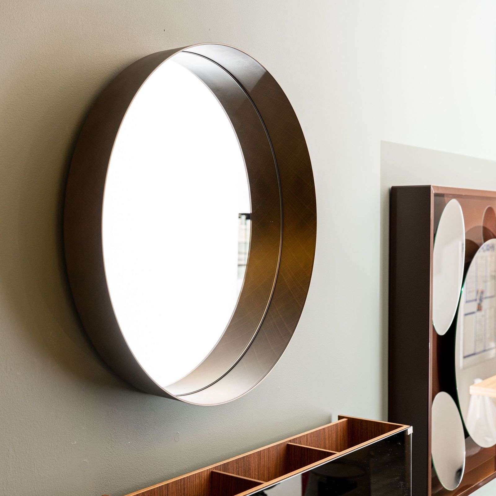 Cattelan Italia Зеркало Wish 59 Brushed Bronze от Cattelan Italia — в интерьере