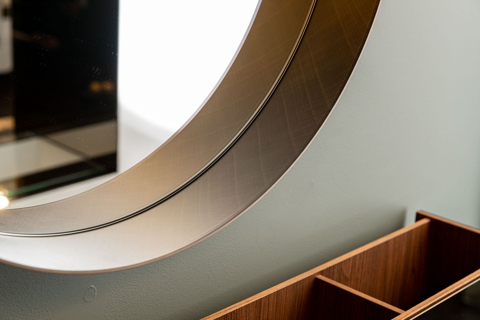 Cattelan Italia Зеркало Wish 59 Brushed Bronze от Cattelan Italia — в интерьере