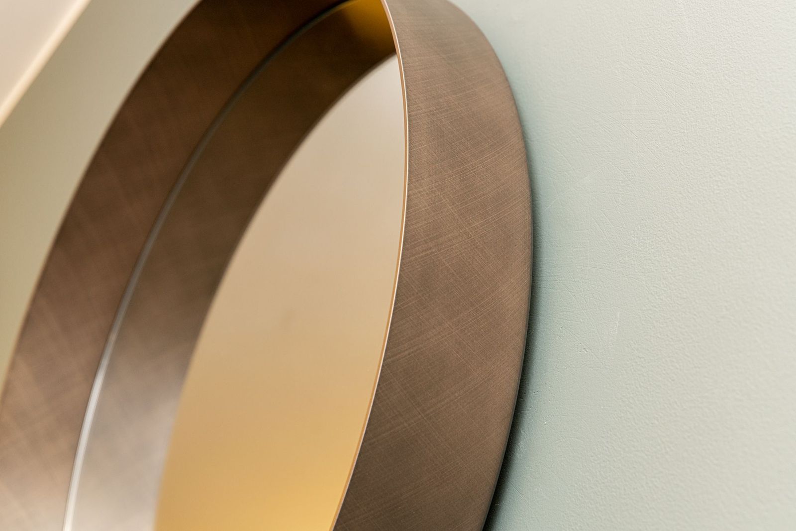 Cattelan Italia Зеркало Wish 59 Brushed Bronze от Cattelan Italia — в интерьере