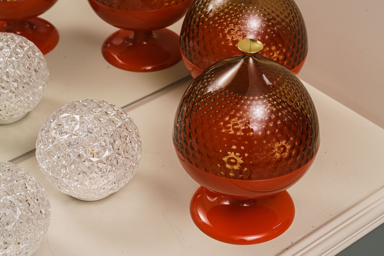 Kartell Настольная лампа Mini Planet Batteria Crystal от Kartell — в интерьере