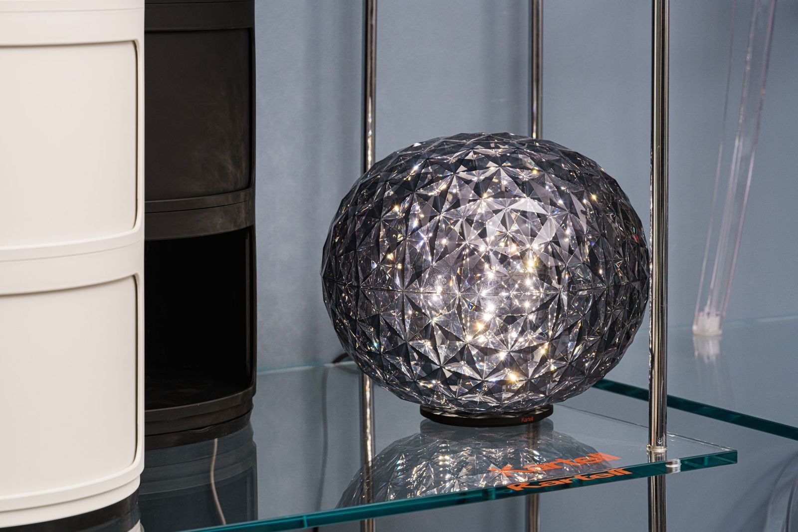 Kartell Настольная лампа Mini Planet Batteria Crystal от Kartell — в интерьере