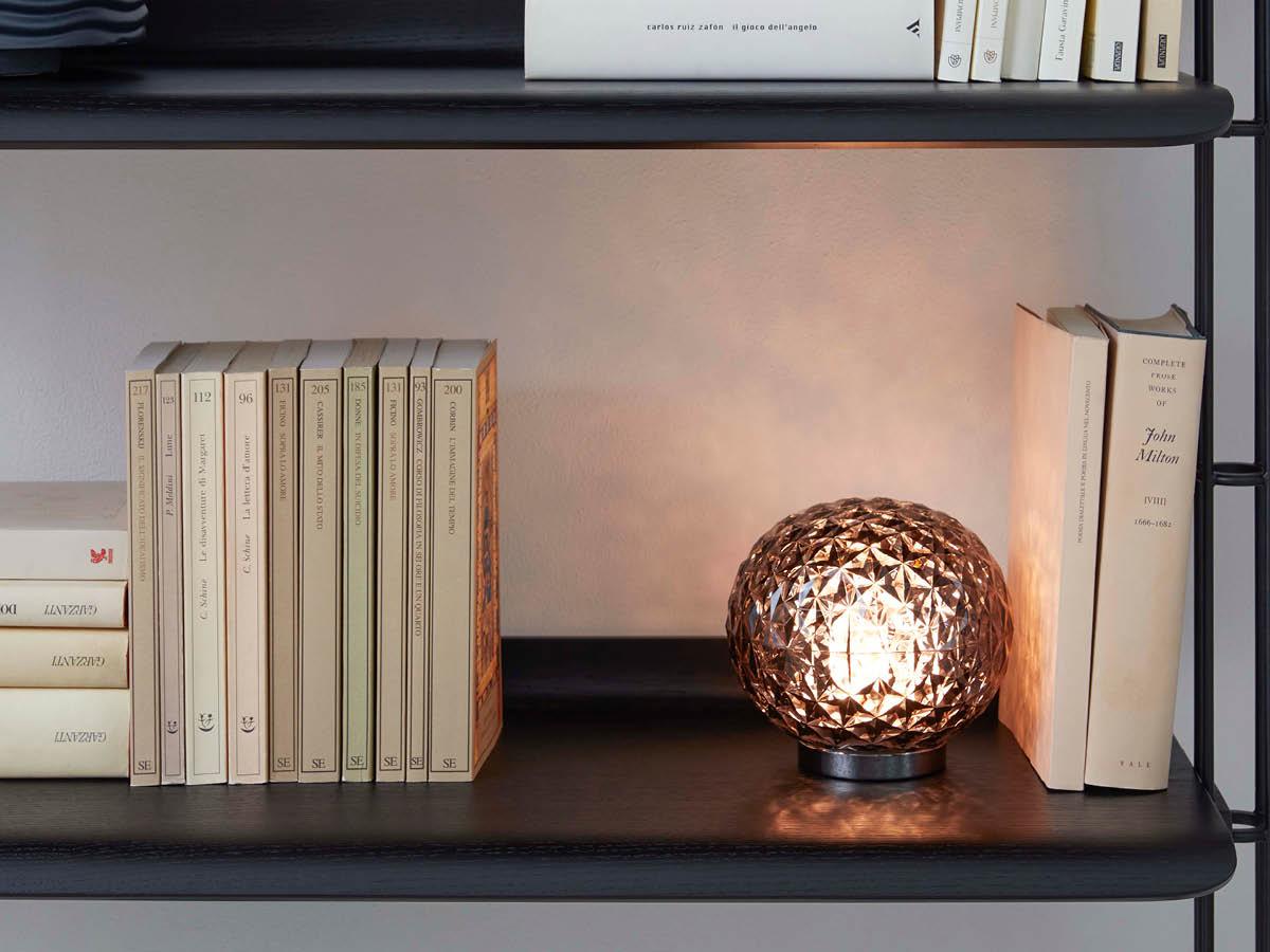 Kartell Настольная лампа Mini Planet Batteria Crystal от Kartell — в интерьере