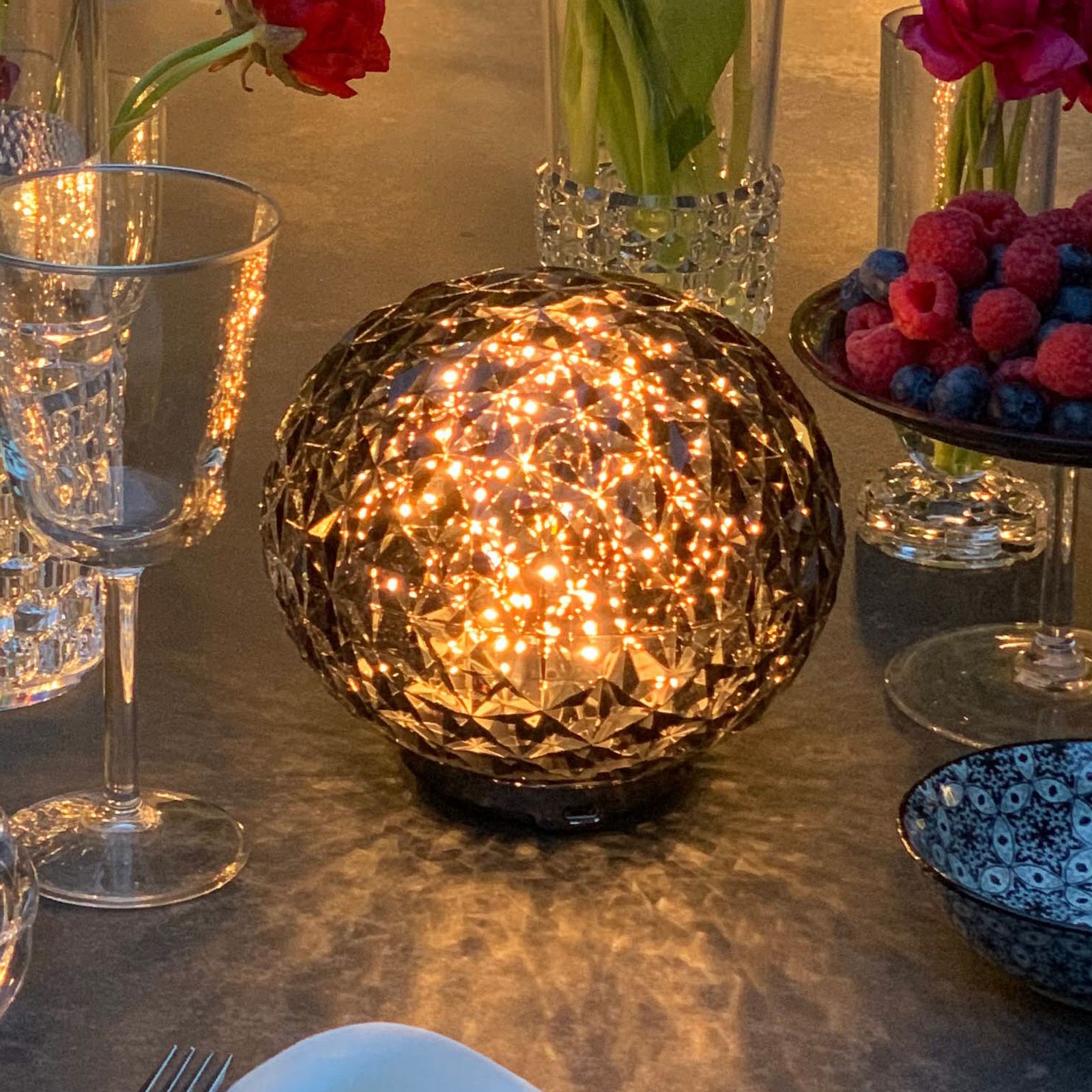 Kartell Настольная лампа Mini Planet Batteria Crystal от Kartell — в интерьере