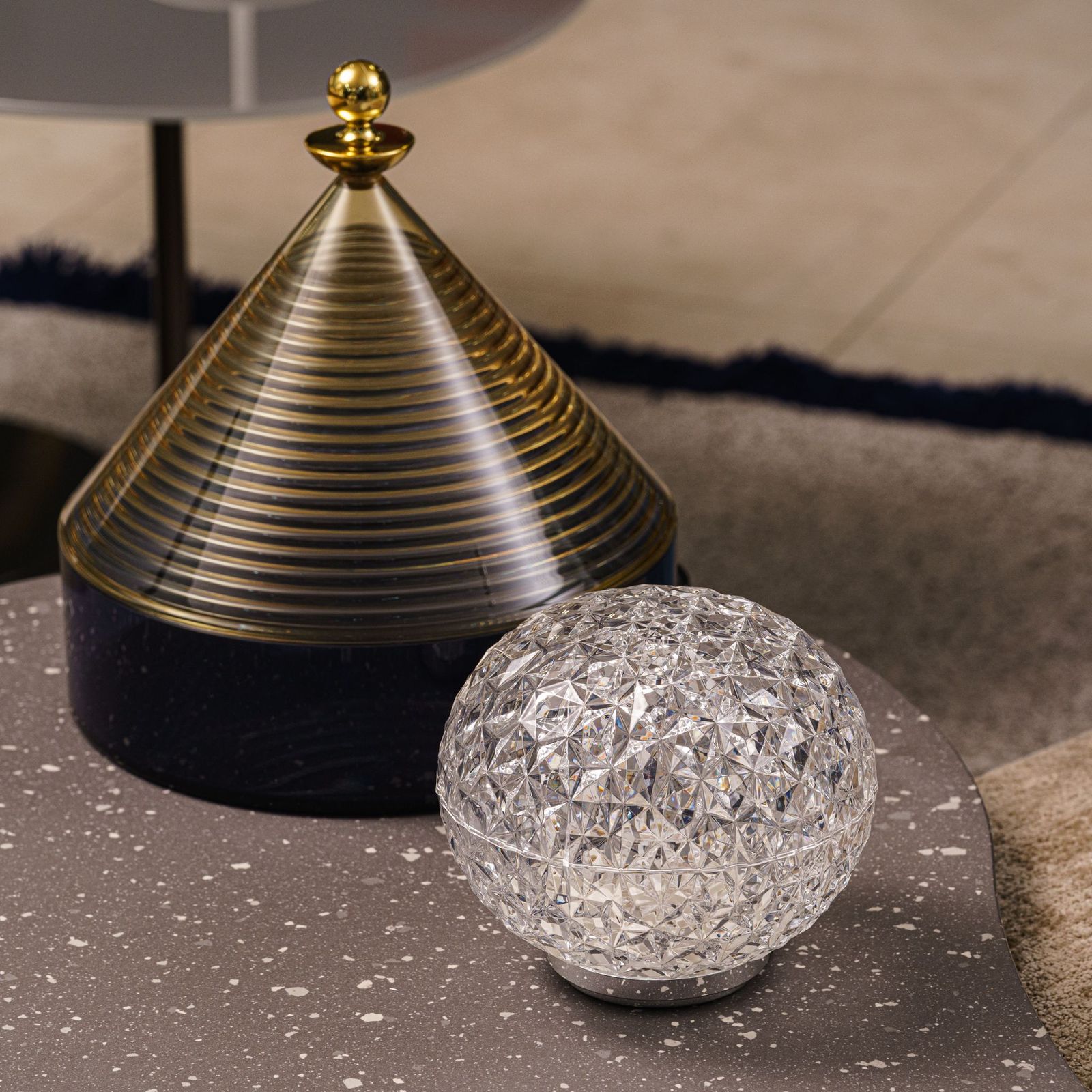 Kartell Настольная лампа Mini Planet Batteria Crystal от Kartell — в интерьере