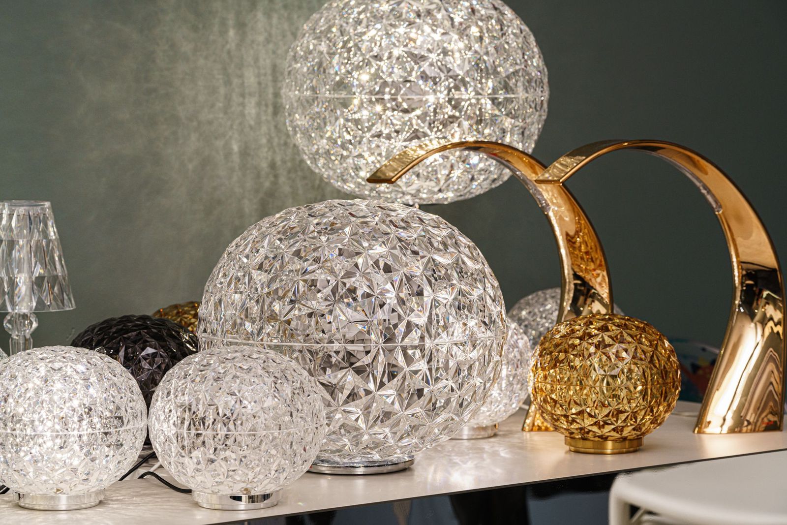 Kartell Настольная лампа Mini Planet Batteria Crystal от Kartell — в интерьере