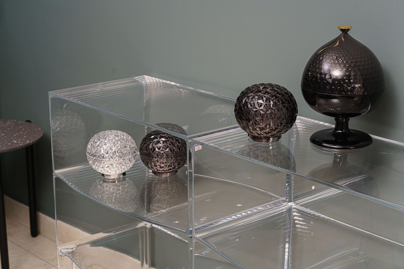 Kartell Настольная лампа Mini Planet Batteria Crystal от Kartell — в интерьере