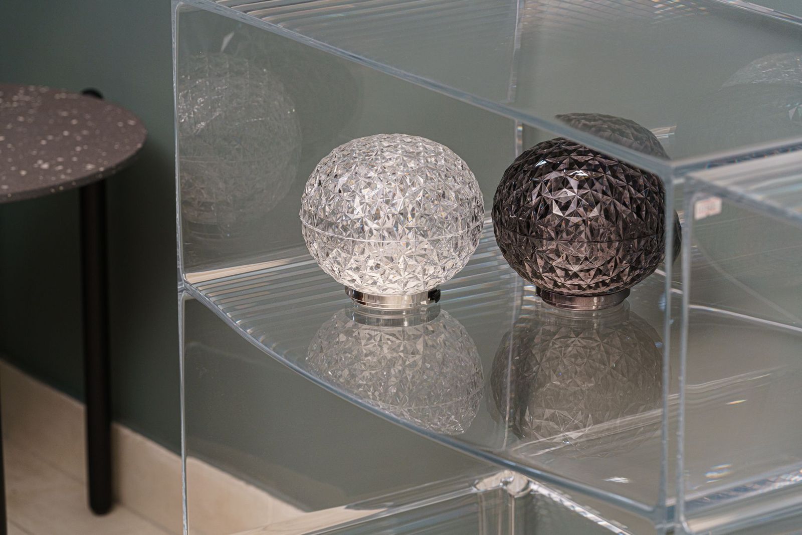 Kartell Настольная лампа Mini Planet Batteria Crystal от Kartell — в интерьере