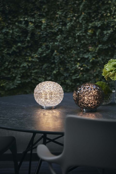 Kartell Настольная лампа Mini Planet Batteria Crystal от Kartell — в интерьере