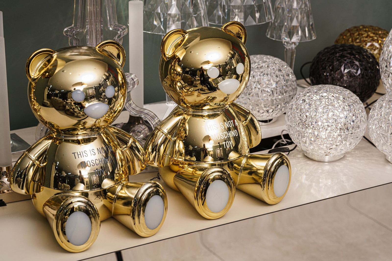 Kartell Настольная лампа Toy Lampada Gold от Kartell — в интерьере