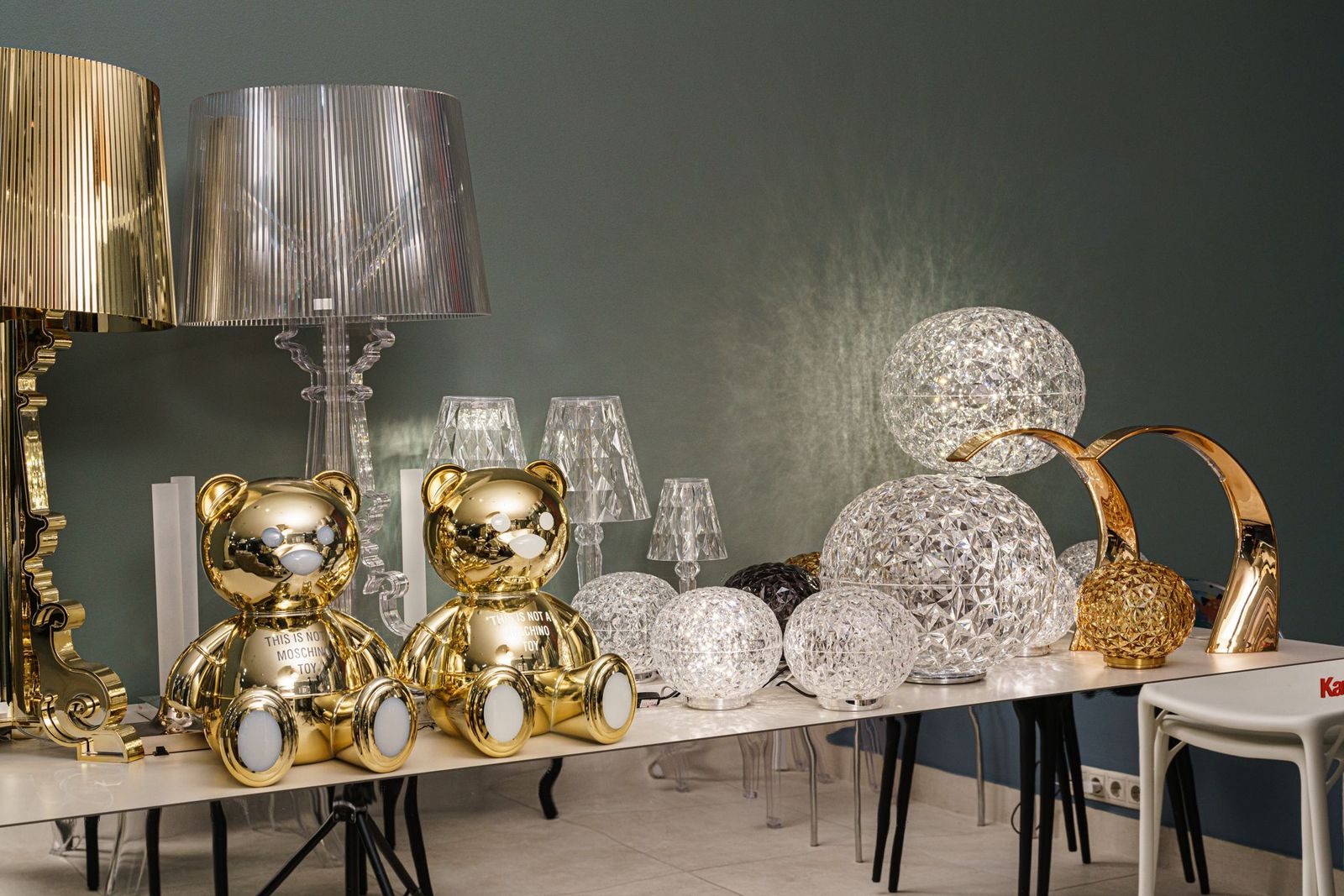 Kartell Настольная лампа Toy Lampada Gold от Kartell — в интерьере