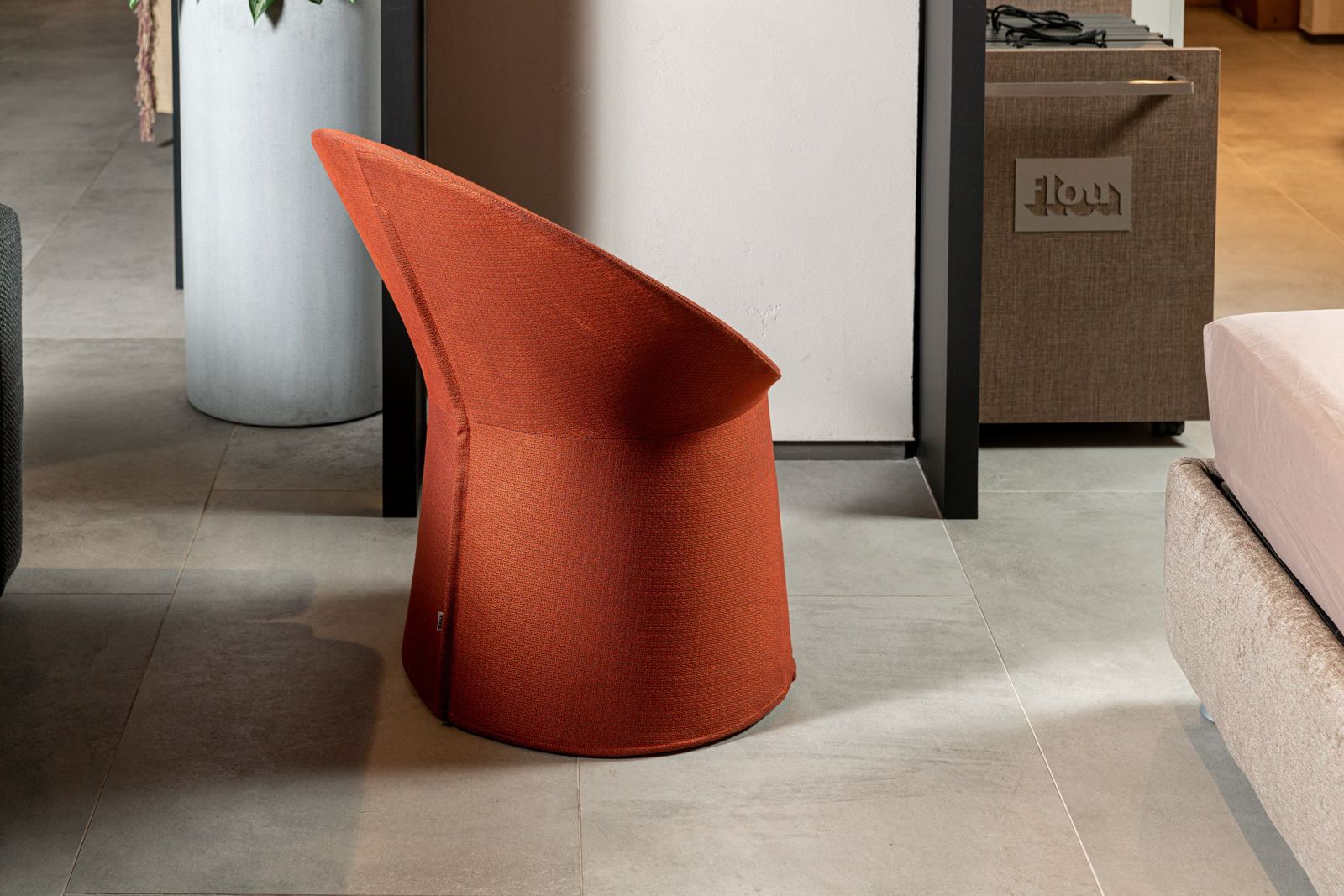 Flou Кресло Remy urban pumpkin 780 от Flou — в интерьере
