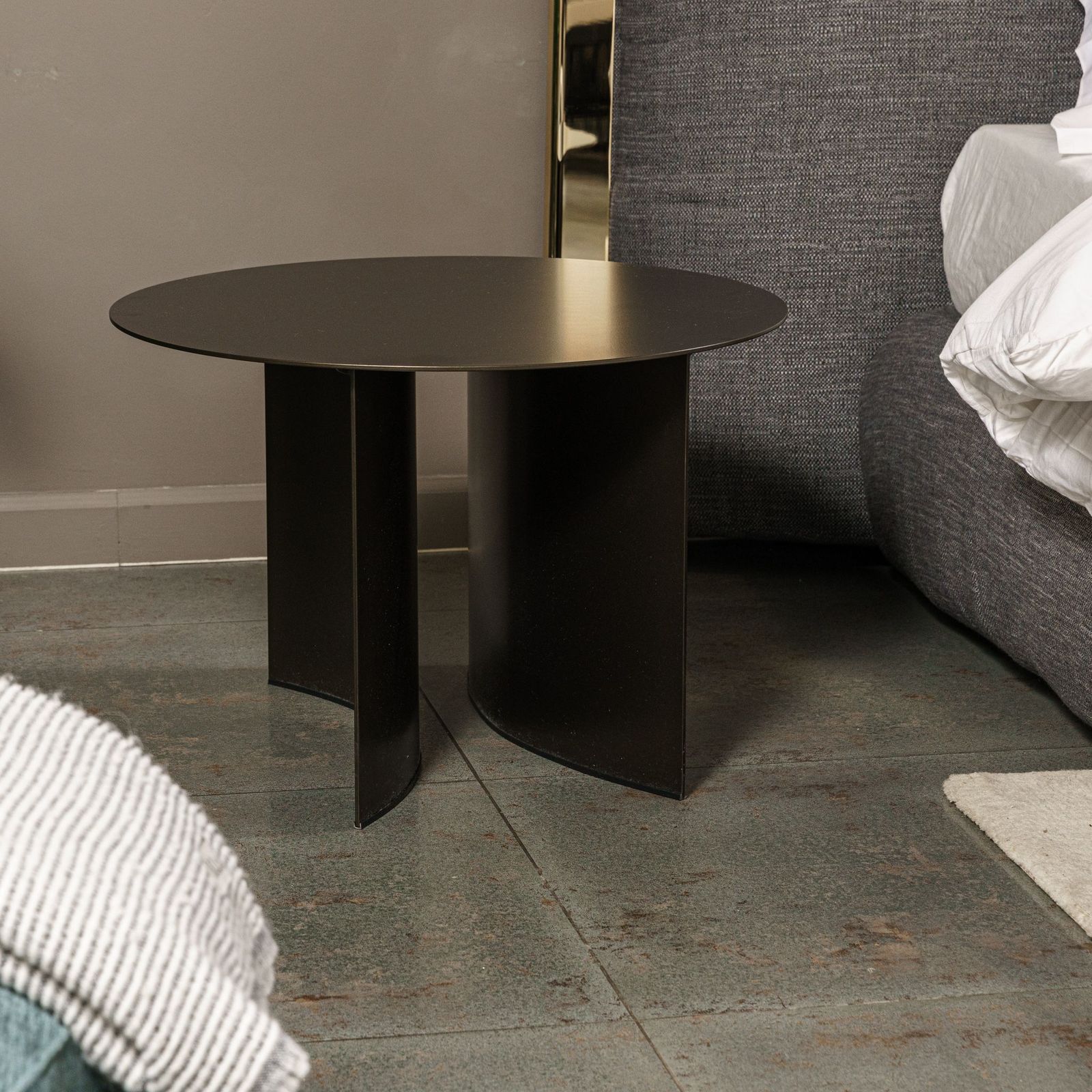 Flou Журнальный столик Pierre 60 matt burnished от Flou — в интерьере