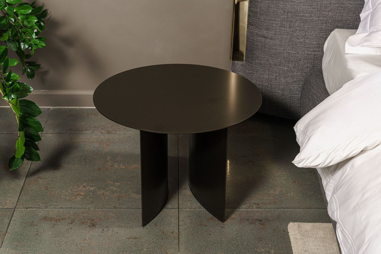 Flou Журнальный столик Pierre 60 matt burnished от Flou — в интерьере