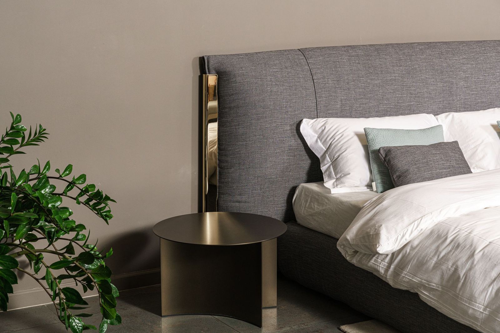 Flou Журнальный столик Pierre 60 matt burnished от Flou — в интерьере