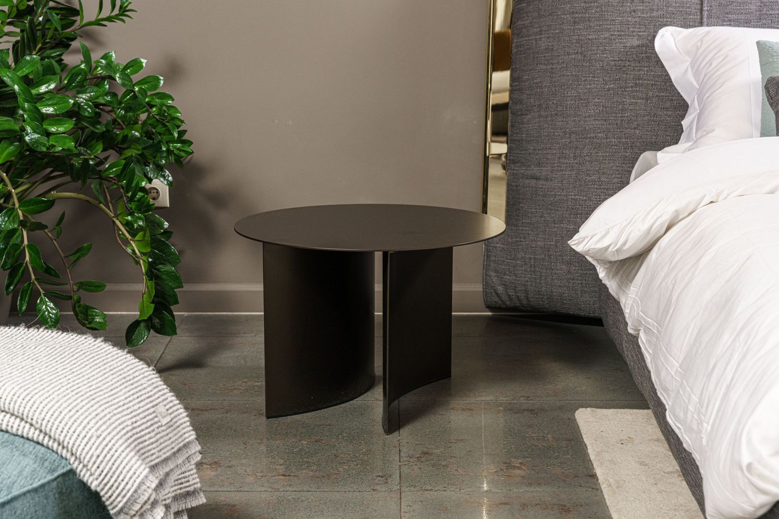 Flou Журнальный столик Pierre 60 matt burnished от Flou — в интерьере
