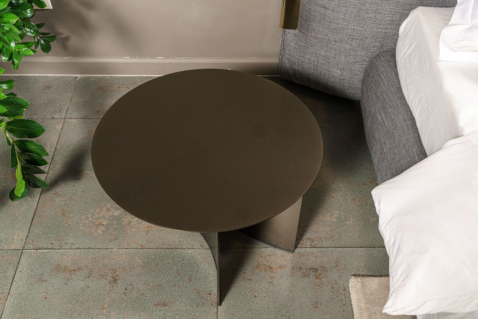 Flou Журнальный столик Pierre 60 matt burnished от Flou — в интерьере