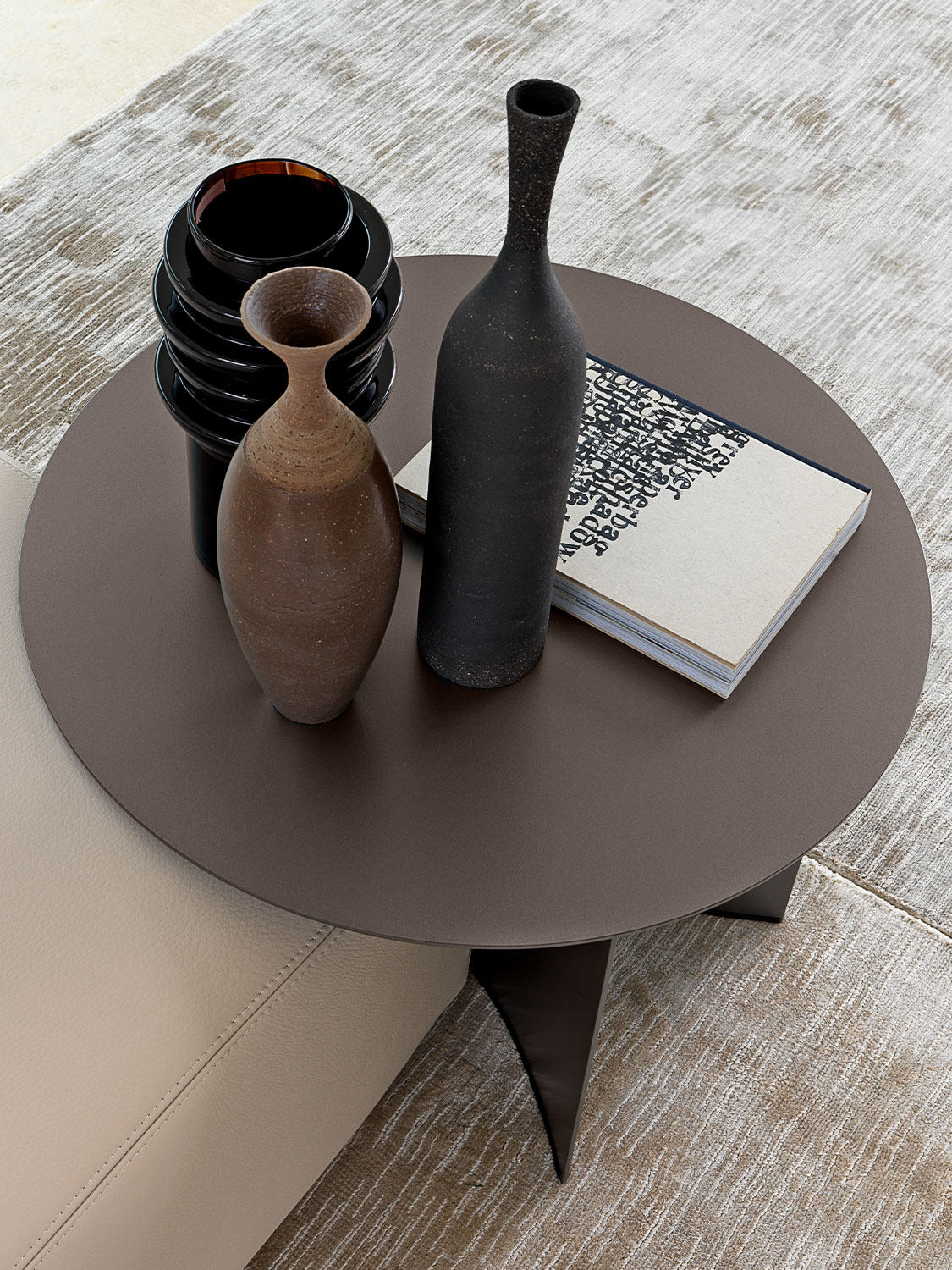Flou Журнальный столик Pierre 60 matt burnished от Flou — в интерьере