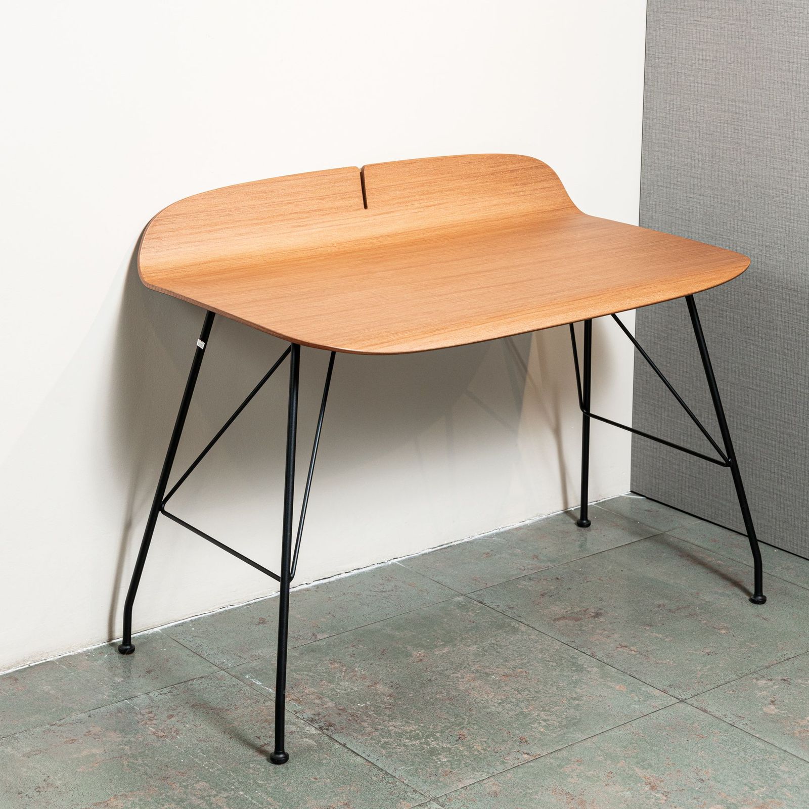 Kartell Письменный стол Earl of Wood от Kartell — в интерьере