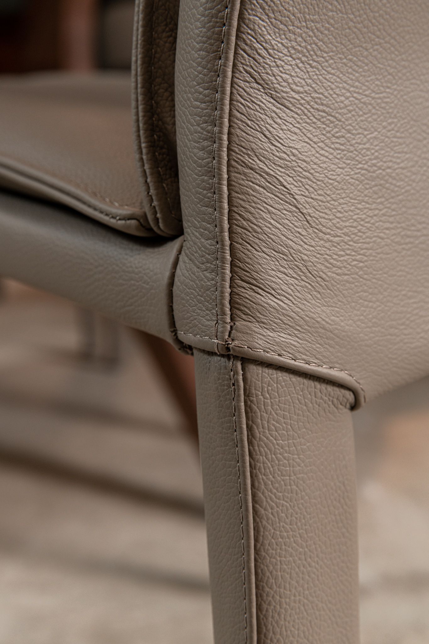 Cattelan Italia Стул без подлокотников Isabel H pelle 983 ARGILLA от Cattelan Italia — в интерьере