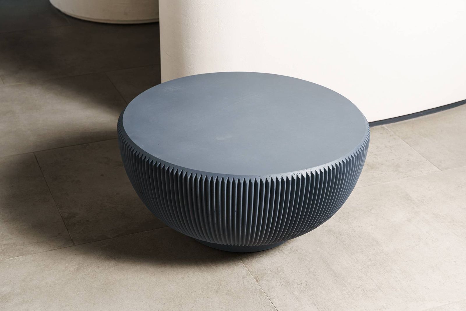 Baxter Журнальный столик Juno Cemento Blu 70 от Baxter — в интерьере