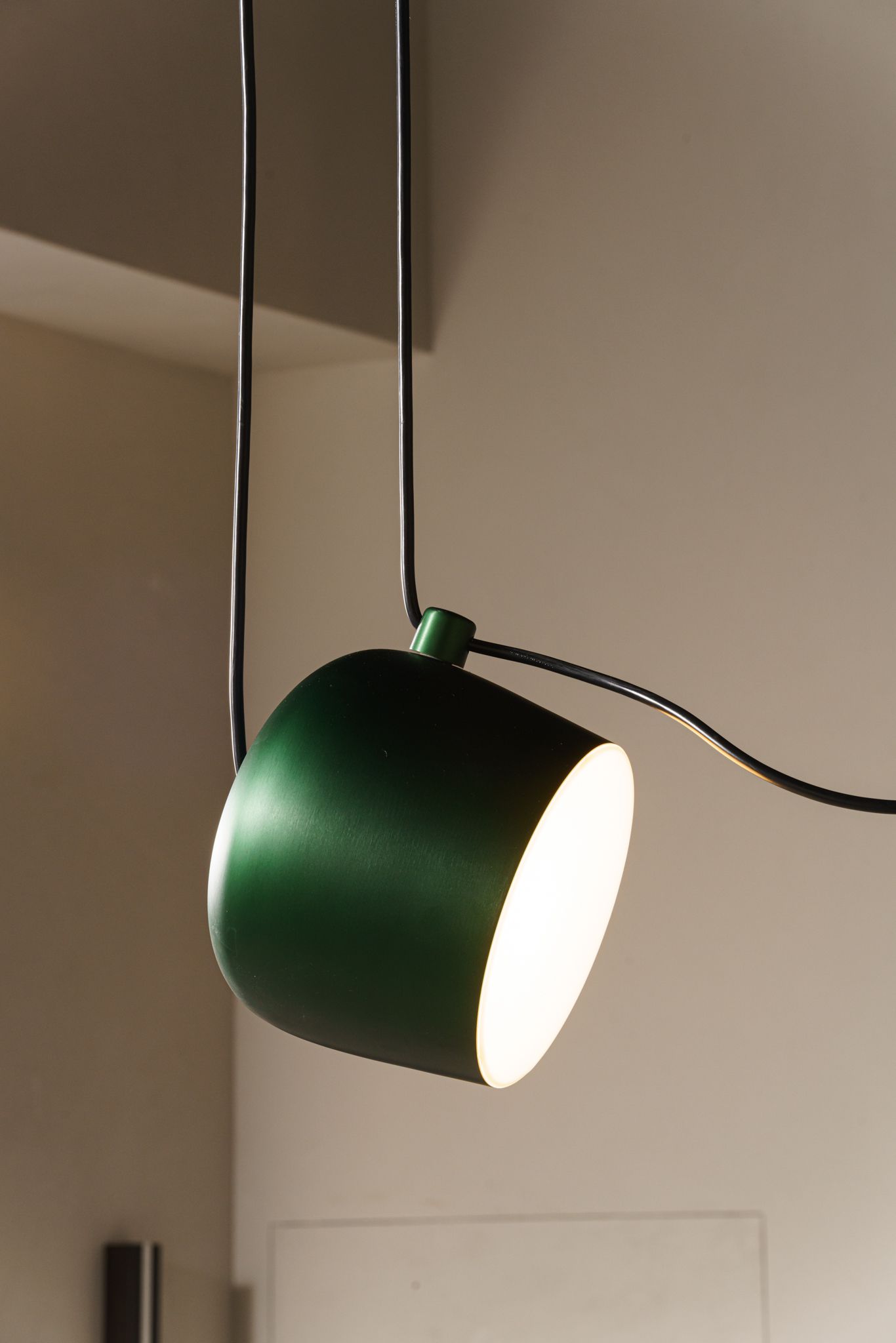 Flos Люстра из 3 подвесов AIM ivy anodized от Flos — в интерьере