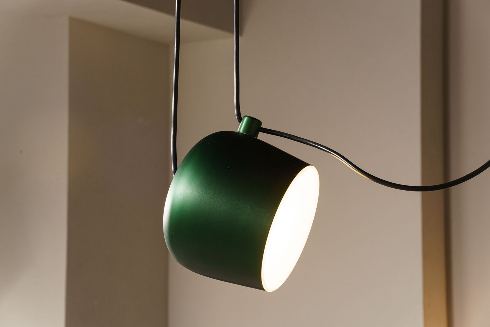 Flos Люстра из 3 подвесов AIM ivy anodized от Flos — в интерьере