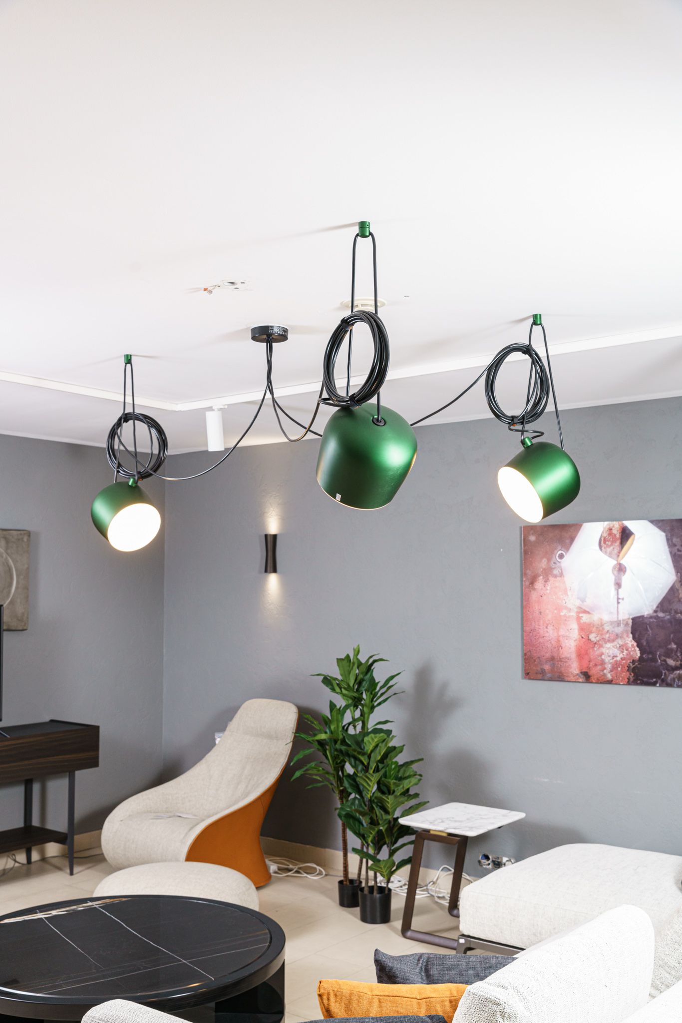 Flos Люстра из 3 подвесов AIM ivy anodized от Flos — в интерьере