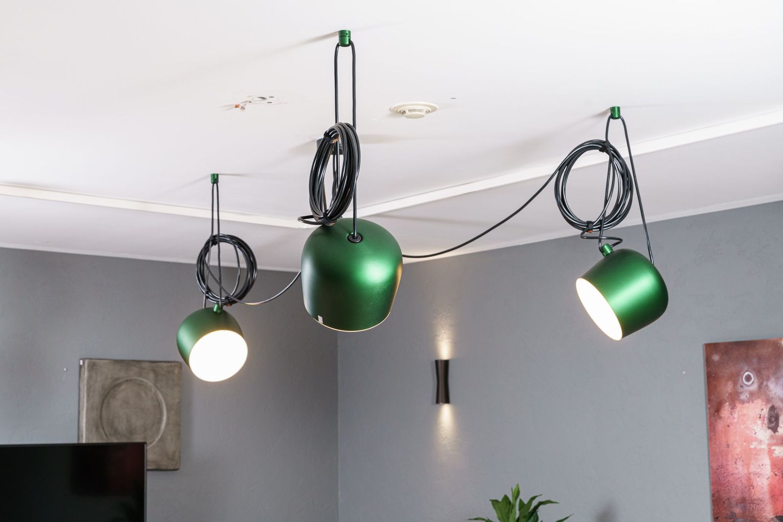 Flos Люстра из 3 подвесов AIM ivy anodized от Flos — в интерьере