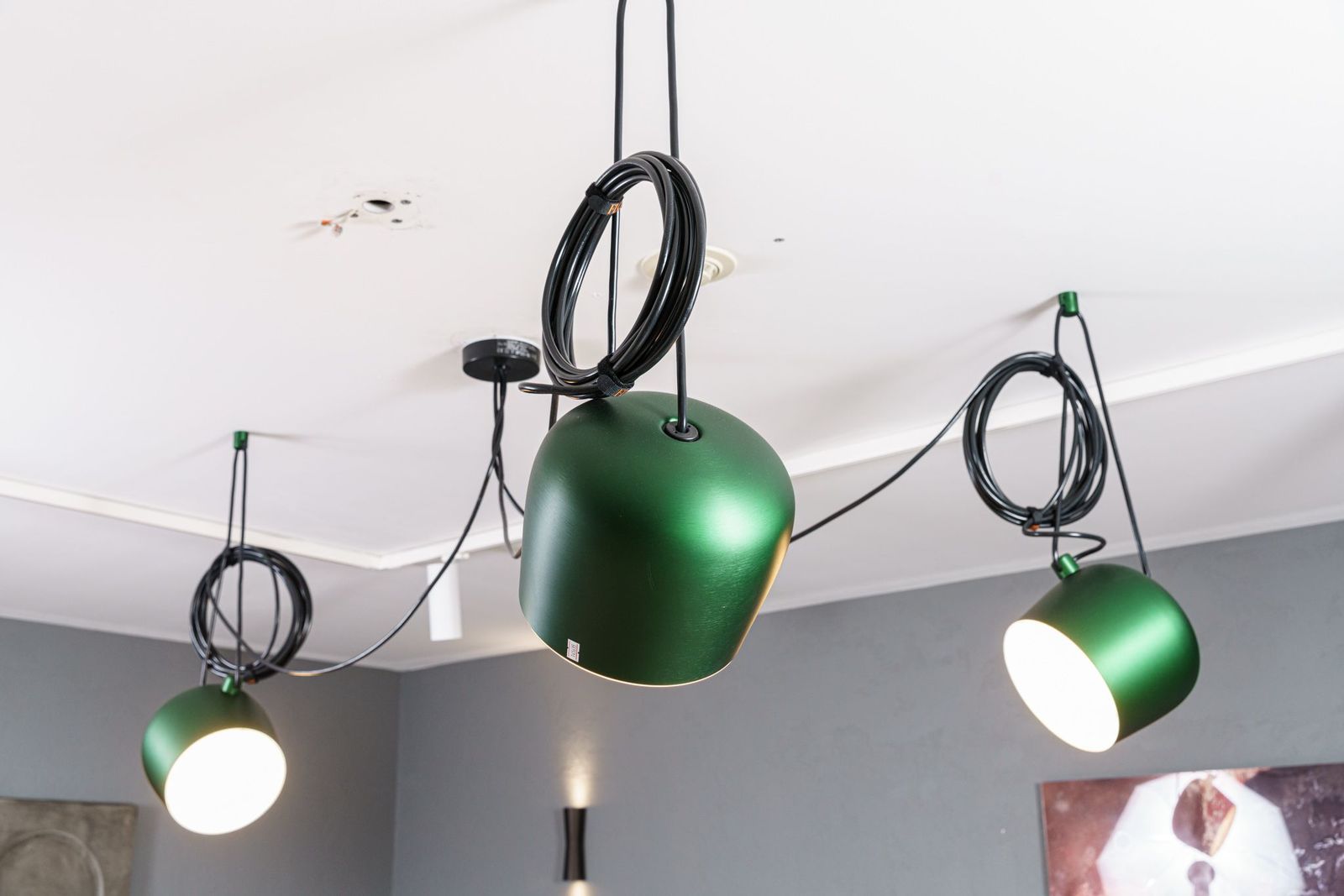 Flos Люстра из 3 подвесов AIM ivy anodized от Flos — в интерьере