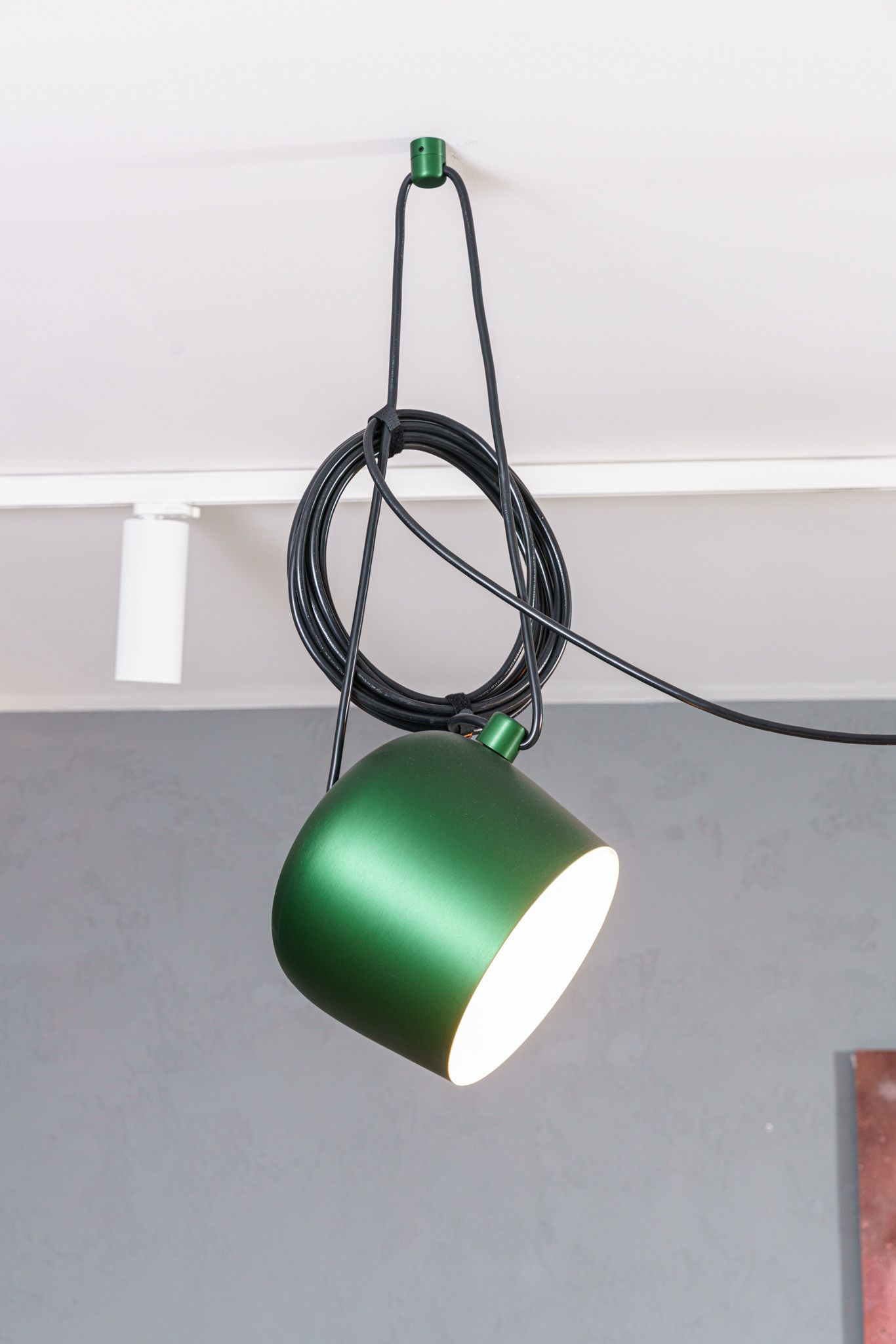 Flos Люстра из 3 подвесов AIM ivy anodized от Flos — в интерьере