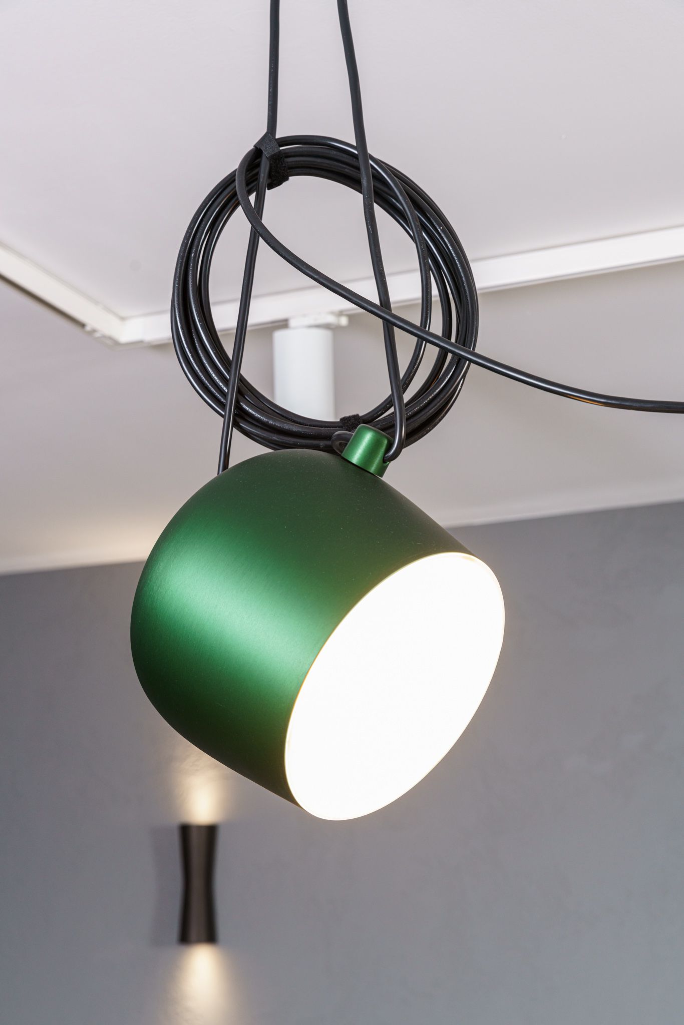 Flos Люстра из 3 подвесов AIM ivy anodized от Flos — в интерьере