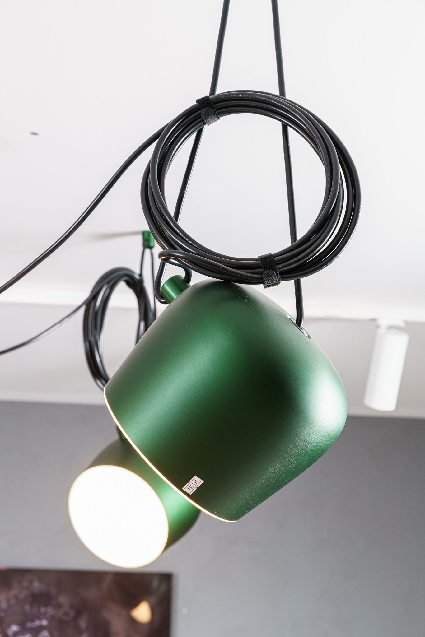 Flos Люстра из 3 подвесов AIM ivy anodized от Flos — в интерьере