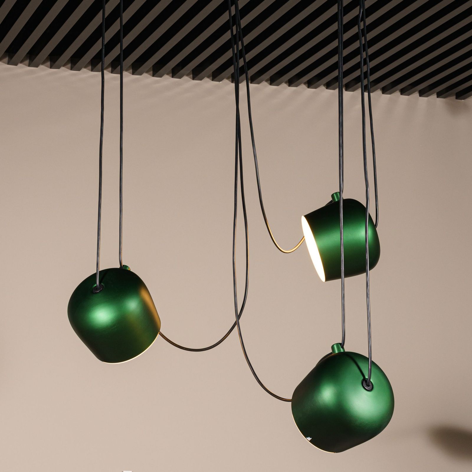 Flos Люстра из 3 подвесов AIM ivy anodized от Flos — в интерьере