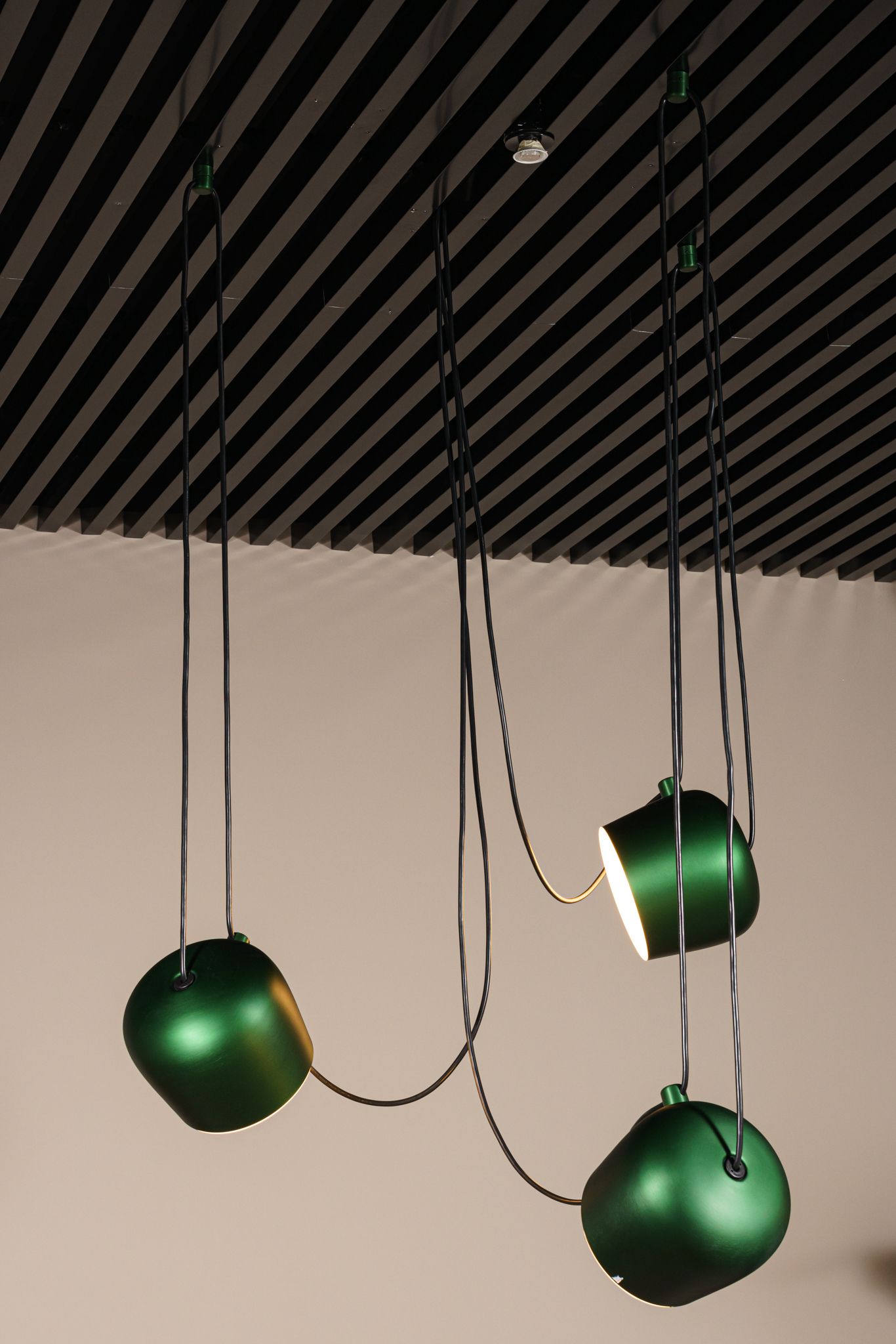 Flos Люстра из 3 подвесов AIM ivy anodized от Flos — в интерьере
