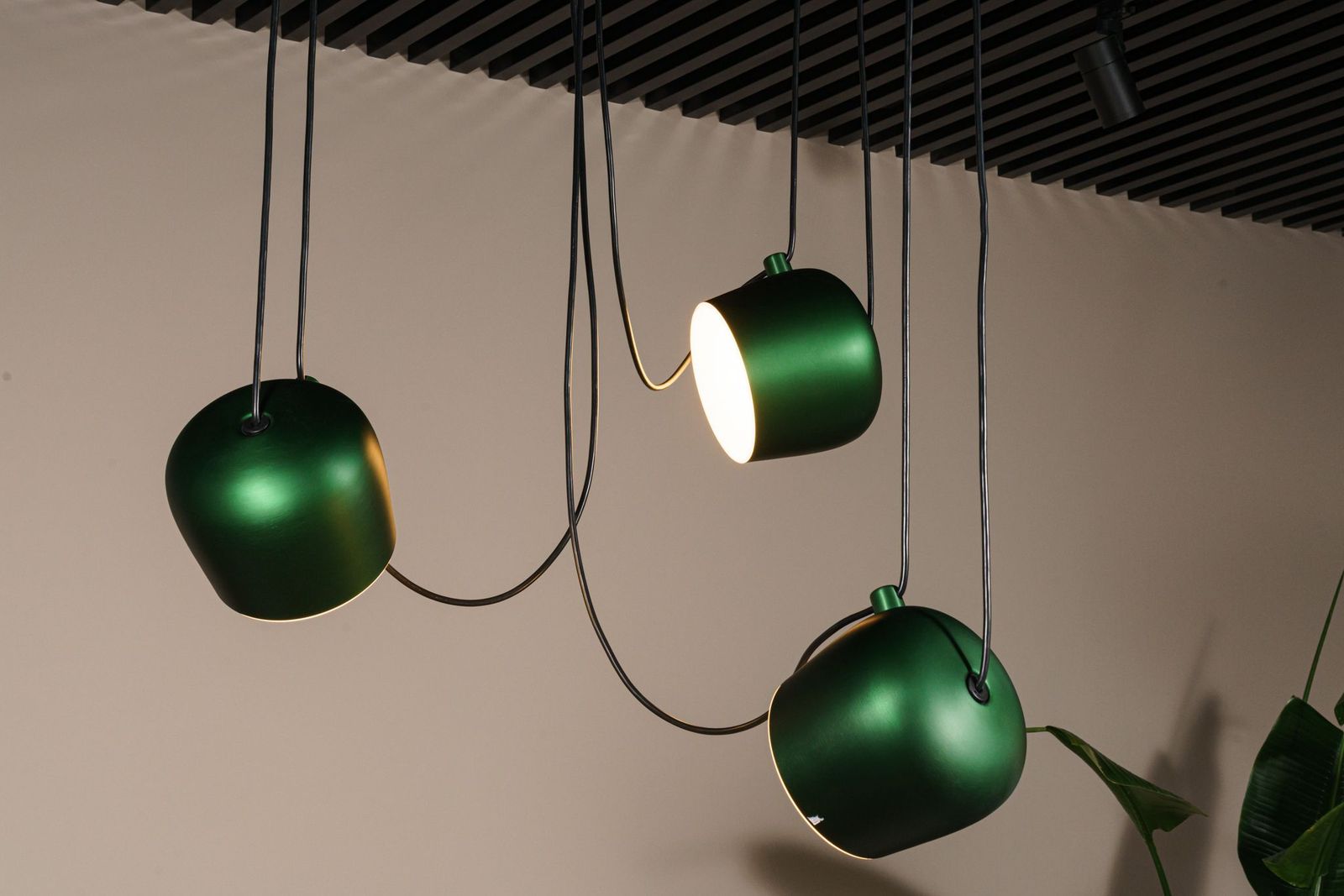 Flos Люстра из 3 подвесов AIM ivy anodized от Flos — в интерьере