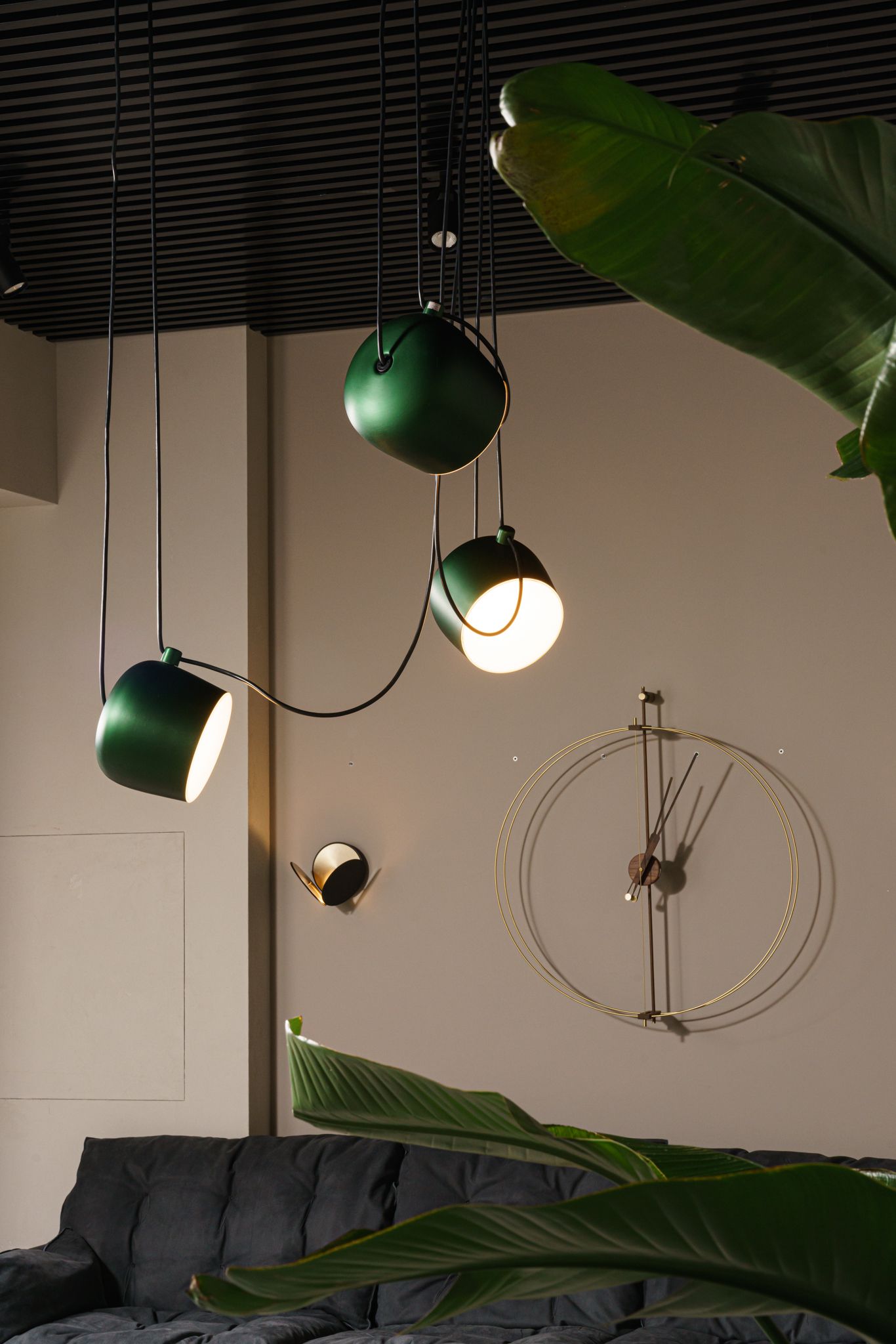 Flos Люстра из 3 подвесов AIM ivy anodized от Flos — в интерьере