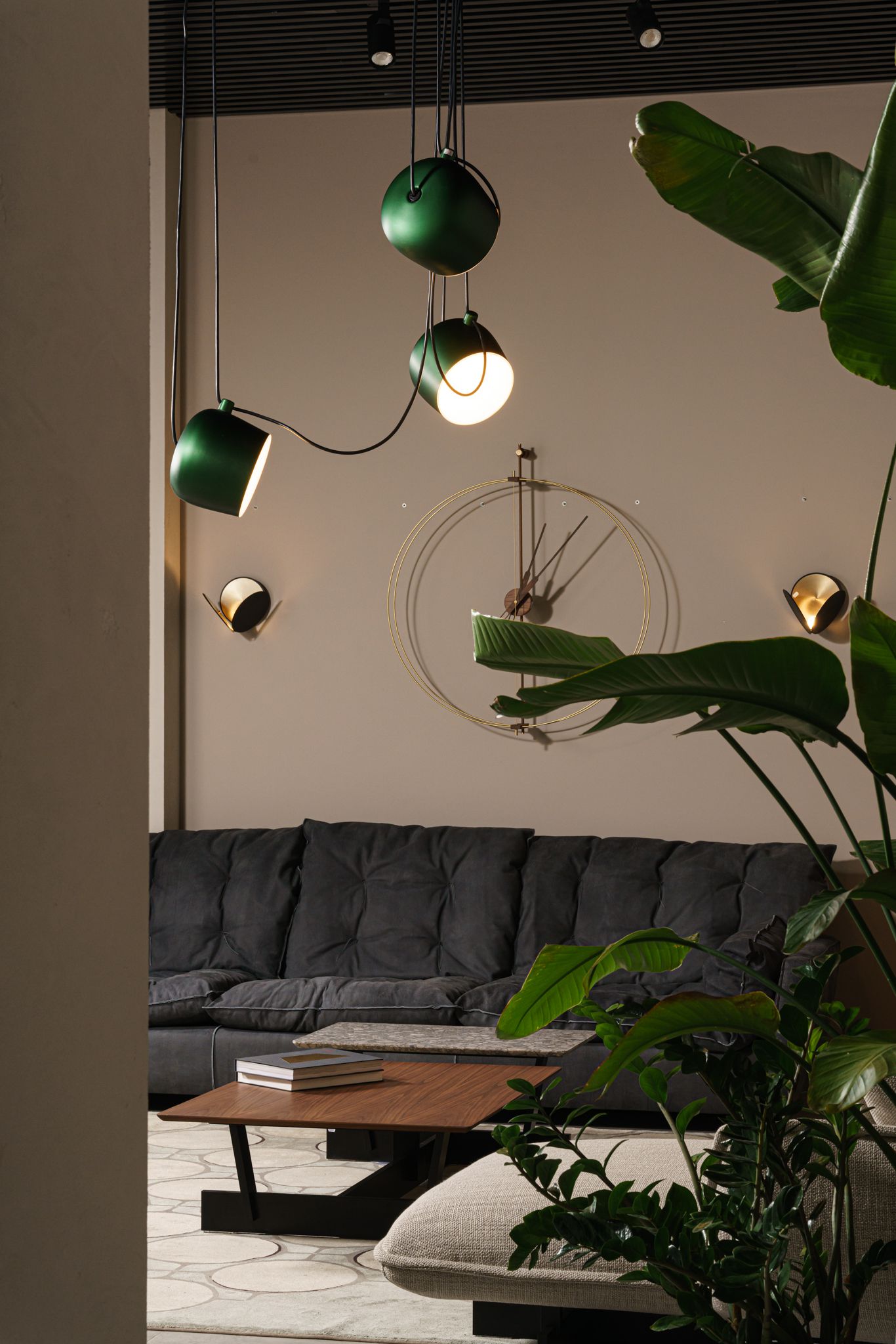 Flos Люстра из 3 подвесов AIM ivy anodized от Flos — в интерьере