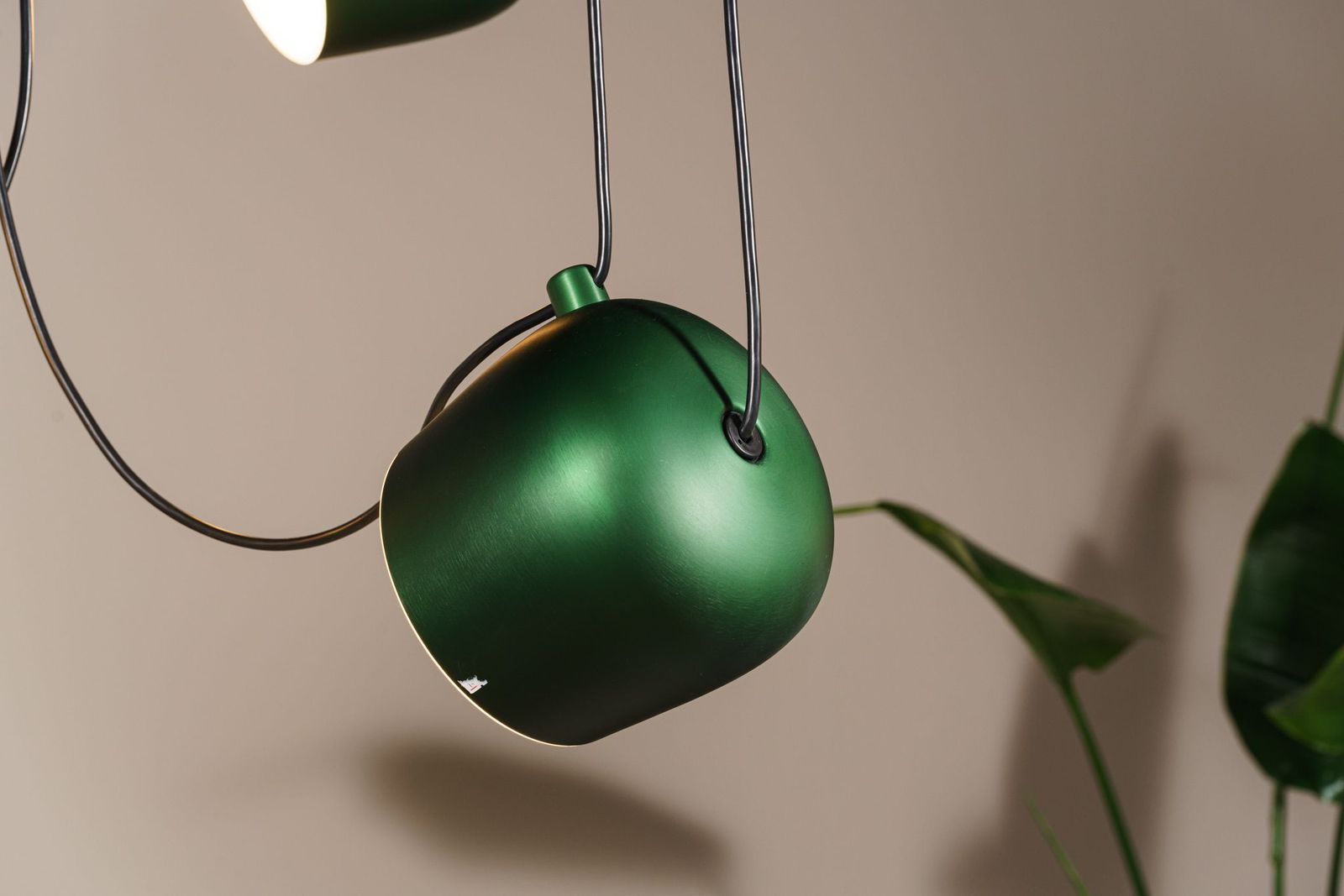 Flos Люстра из 3 подвесов AIM ivy anodized от Flos — в интерьере